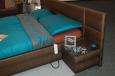 designová čalouněná postel Dafne s luxusními foto rámečky